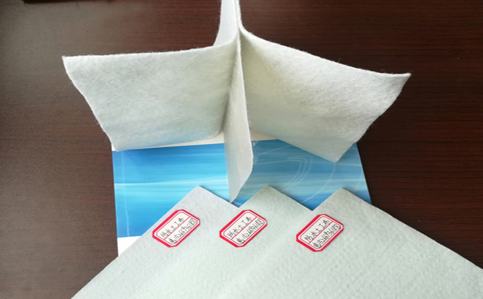 复合土工膜铺设方法